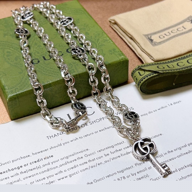 G*u*i necklaces